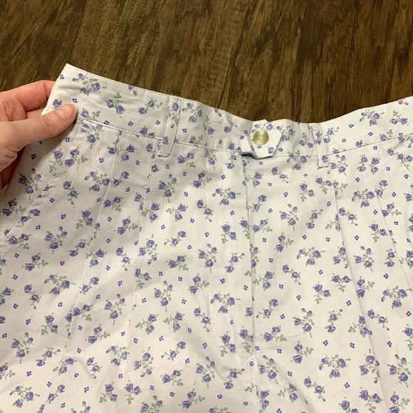 Mountain lake floral shorts - Picture 2 of 5